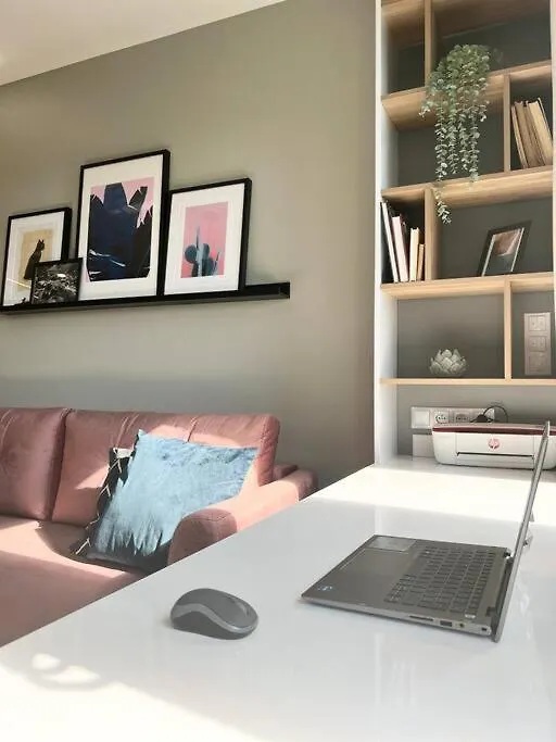 Luxury Pearl With Parking Place In Holesovice 프라하 체코