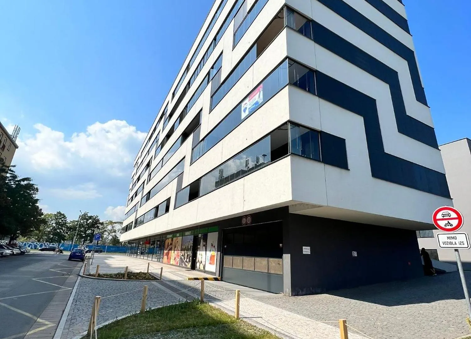 Luxury Pearl With Parking Place In Holesovice 프라하